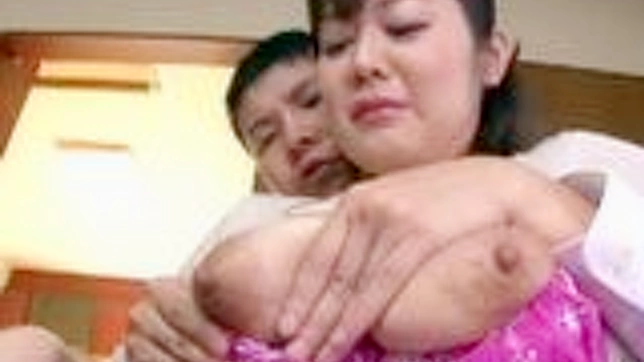 熟年アジア人女性、上司の息子との蒸し暑い情事を暴露される