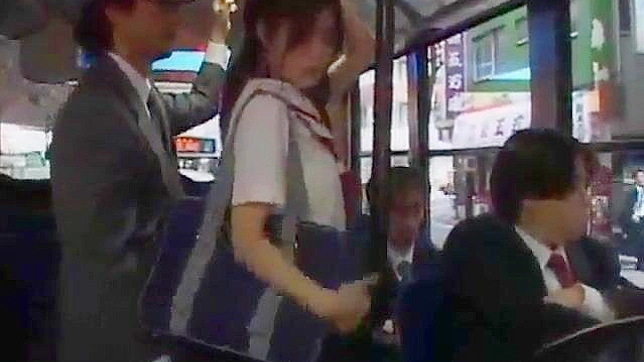 公共交通機関で輪姦-不運なアジア美女の屈辱的な試練