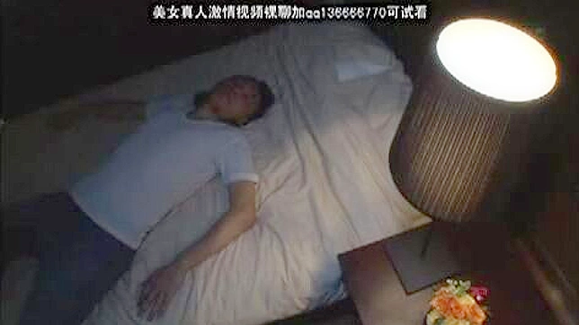 タブーな家族の情事 - 弟が寝ている間に、兄が父親の看護師を叩く