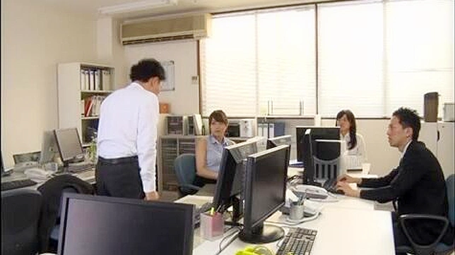 ニッポン、オフィスで大暴れ！変態同僚が仕事中のホットな同僚を利用する。