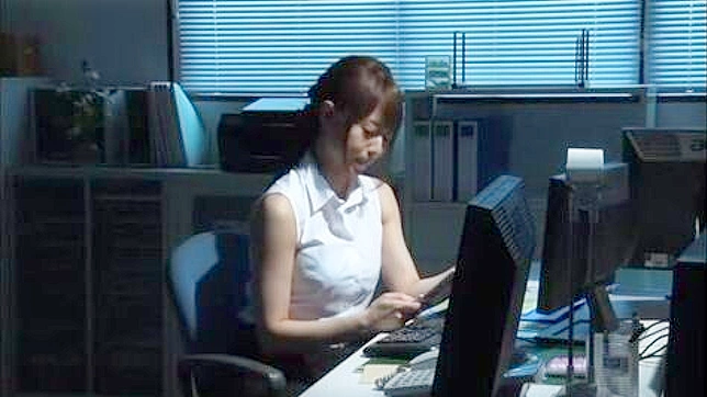 ニッポン、オフィスで大暴れ！変態同僚が仕事中のホットな同僚を利用する。