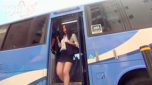 公共バスでいたずら？スモーキング・ホット・ガールが見知らぬ人から虐待を受ける。