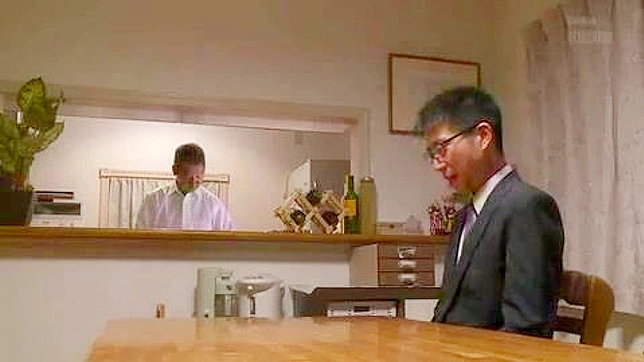 日本人の精神障害義弟が年下の義姉の濡れたマンコに執着する