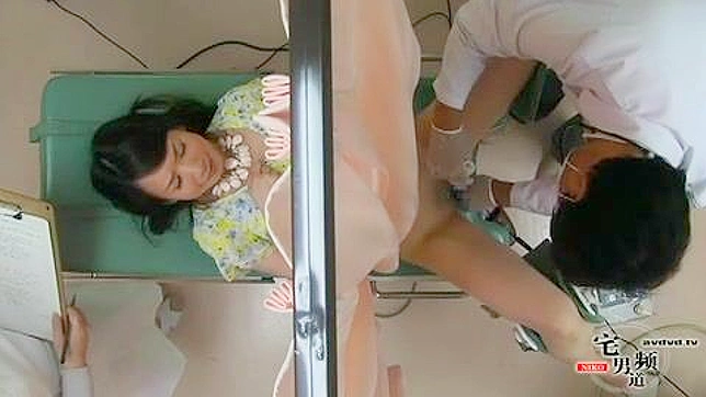アジアン・ポルノ・ビデオ - 初めての婦人科検診で未経験の若い女の子を使ったHideous Gyneのショッキングな使い方