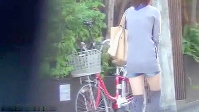 日本の毛深いオマンコの尻軽女が公衆の面前で小便をするコンピレーション