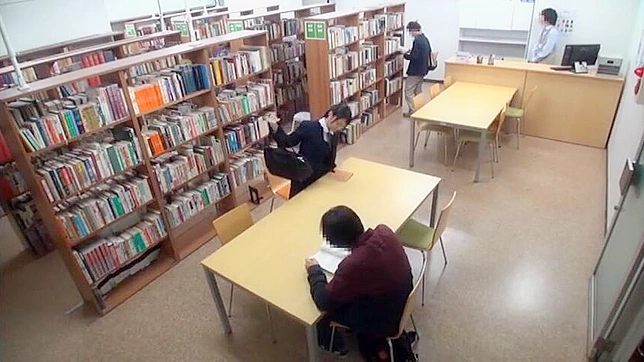 アジアの女子校生が図書館で秘密のセックスをする