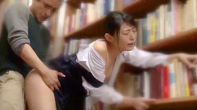 アジアの女子校生が図書館で秘密のセックスをする