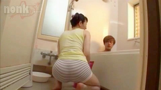 困惑する少年とトイレでの姑の驚き