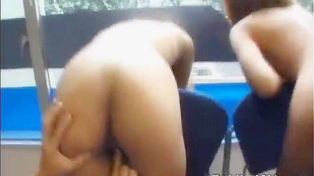 日本のスウィンガーカップルが公衆の面前でワイルドにセックスを戯れる