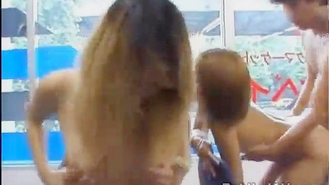 日本のスウィンガーカップルが公衆の面前でワイルドにセックスを戯れる