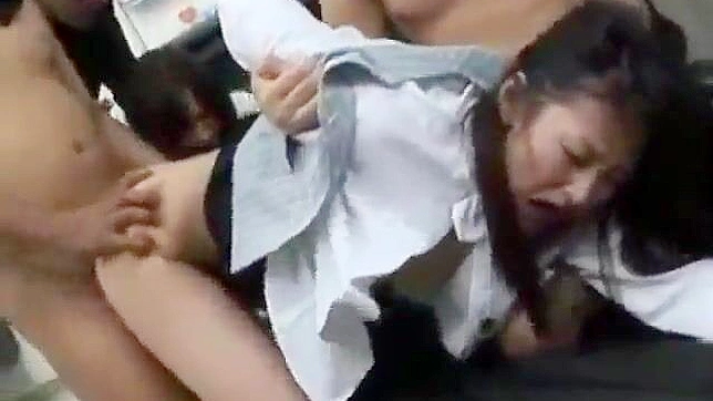 ジャパン・ポルノ・ビデオ - 銀行強盗が複数のパートナーと乱暴なセックスで大暴れする