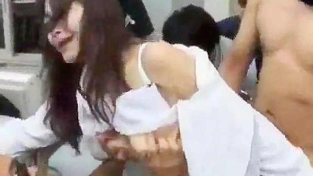 ジャパン・ポルノ・ビデオ - 銀行強盗が複数のパートナーと乱暴なセックスで大暴れする