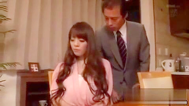 巨乳の日本人妻、田中ひとみは夫の家族全員をとりこにしている