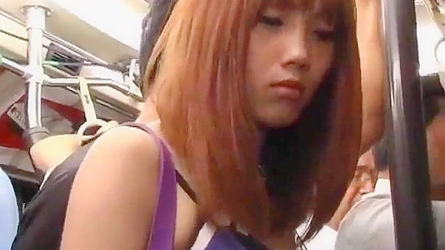 勘違いされた欲望 - 公共交通機関でのアジア系少女のエロティックな出会い