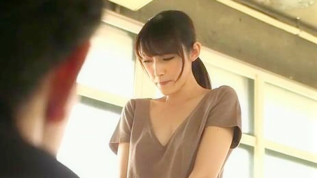 日本の罪深いメイドの秘密のオナニーを、上司がポルノ雑誌で撮影した。