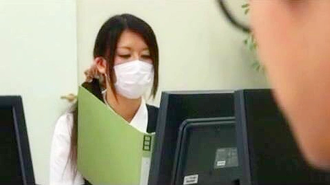 日本のオフィスの尻軽女、無知な上司が見守る中、同僚とワイルドな3Pをする