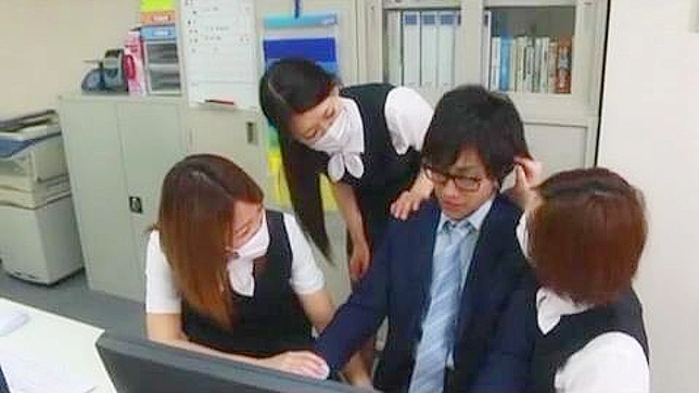 日本のオフィスの尻軽女、無知な上司が見守る中、同僚とワイルドな3Pをする