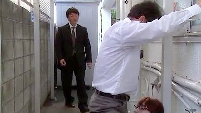 Uchimura Rina Secret Liaison with Two perverts in an alley after poor business