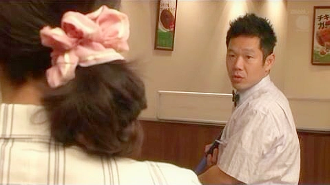 セクシーなウェイトレスが同僚に振り回される日本のエロビデオ