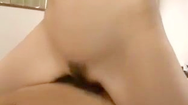 アジア人熟女の不倫をスチーム・ポルノ・ビデオで描く
