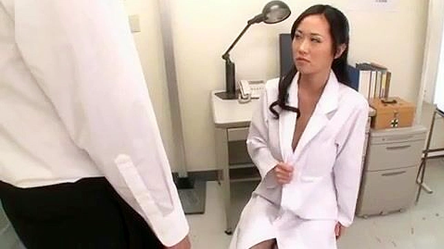 エッチな看護婦が日本のポルノビデオで医師を驚かせる