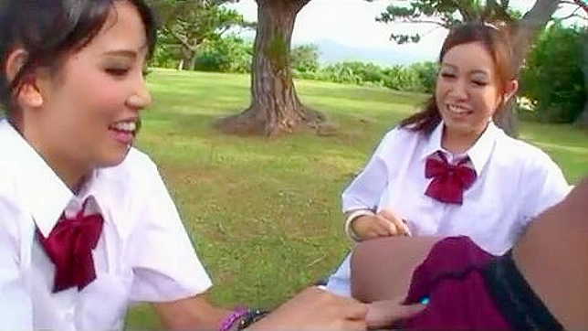 アジアの女子校生がダブルでイジメ、ラッキーな男のチンポを交互に責める