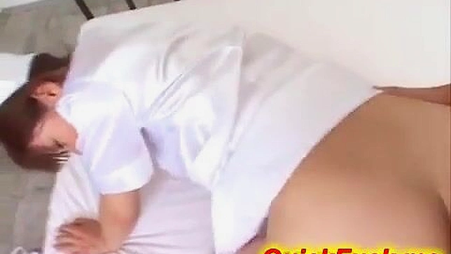 アジア人の看護師が、蒸し暑いポルノビデオで医師に犯される