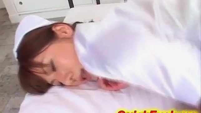 アジア人の看護師が、蒸し暑いポルノビデオで医師に犯される