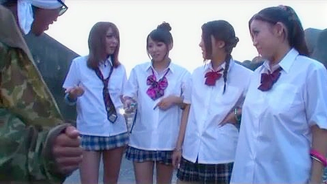 日本の女子校生と奇妙な男たちとの性的冒険 - 出演：桜井あゆ、友田彩也香、二宮ナナ、水崎あかね。