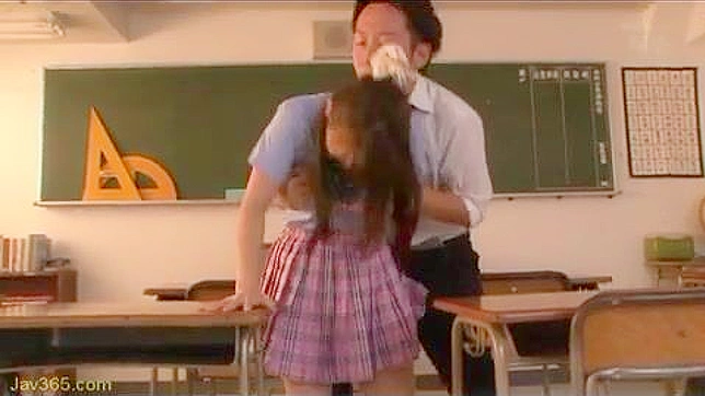 伊藤紅 女子校生の妄想が教室で非常識な同級生に満たされる