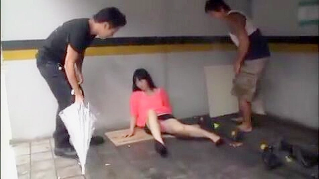 アジアン・ポルノ・ビデオ - 酔った二人の男が女の子を見つけ、ワイルドな夜のセックスのために家に連れ帰る。