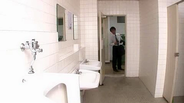 日本の上司、オフィスのトイレで従業員のセックスを発見して驚く