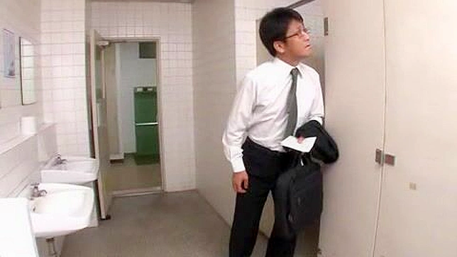 日本の上司、オフィスのトイレで従業員のセックスを発見して驚く