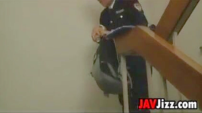 サディスティックな警官が負傷した女性を虐待する衝撃的なポルノビデオ