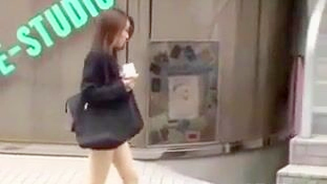 短いスカートのセクシーなアジア人が公衆の面前でエッチなことをする