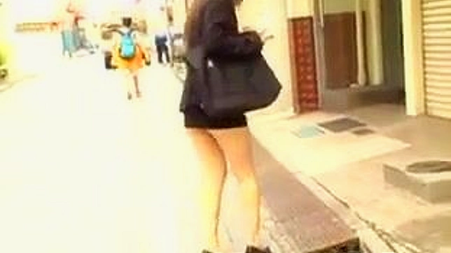 短いスカートのセクシーなアジア人が公衆の面前でエッチなことをする