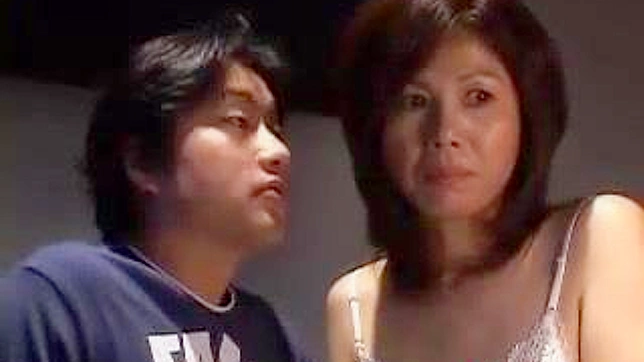 魅惑的な義理の息子がホットなポルノビデオで日本人の母を誘惑する