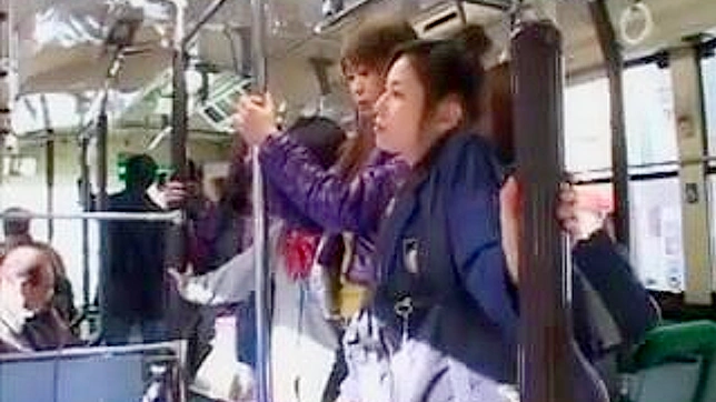 公共バスのスキャンダル - 女子学生2人と熟女が乱暴される