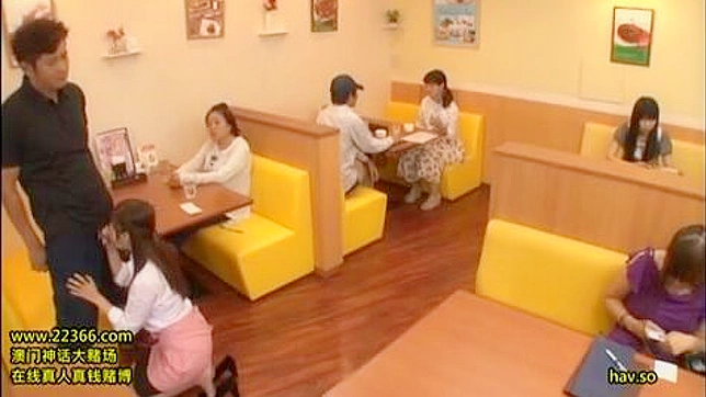 官能的な寿司給仕 - ウェイトレスがガールフレンドの前で客にフェラチオをする