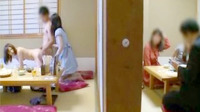 日本の食堂でセクシーな女子校生が3Pする