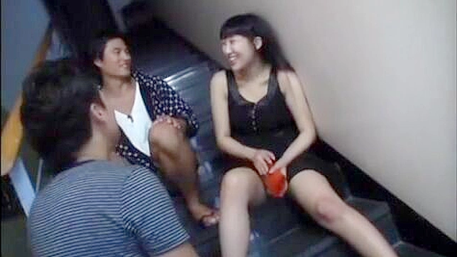 日本のアダルトビデオ - 酔った二人組が階段で寝ている女の子を誘惑する