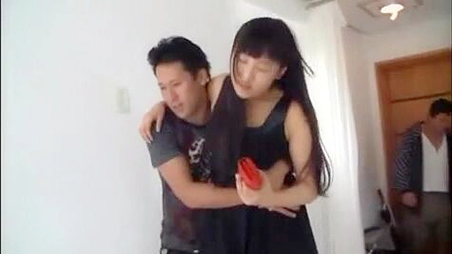 日本のアダルトビデオ - 酔った二人組が階段で寝ている女の子を誘惑する