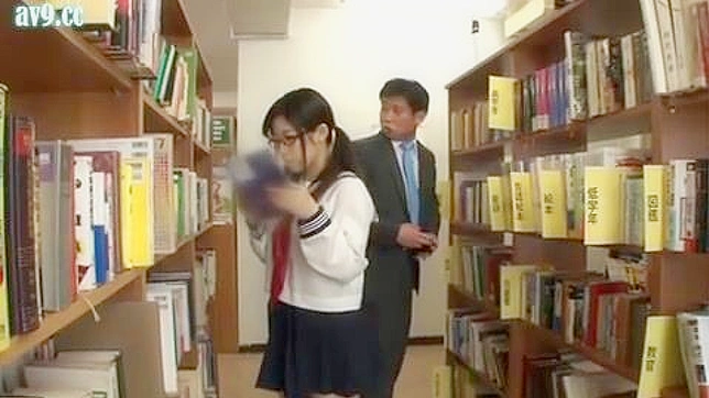 性的欲望を解き放つ - 図書館で少女に執着する熟男