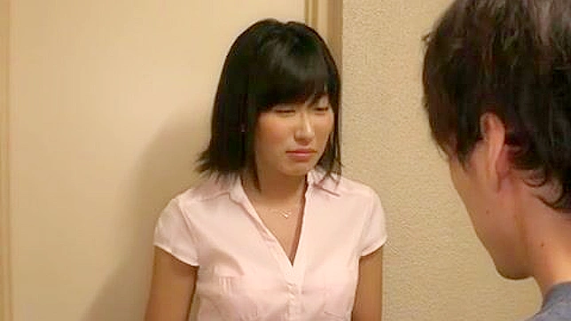日本の隣人、ワイルドなオナニー・セッションで女に文句を言う。