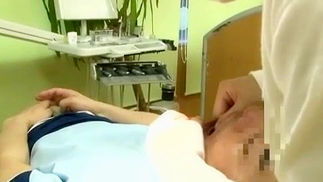 東京テクニック - 同僚が見守る中、ミルフ歯科医がシークレットサービスを行う