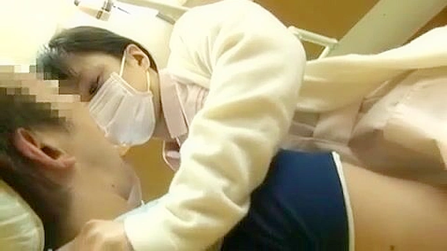東京テクニック - 同僚が見守る中、ミルフ歯科医がシークレットサービスを行う