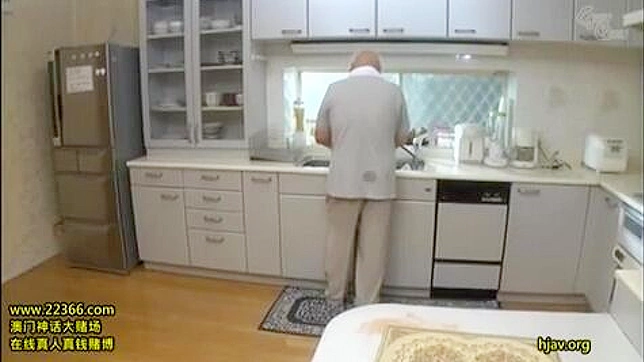 いたずらナース、キッチンで高齢患者と秘密の情事