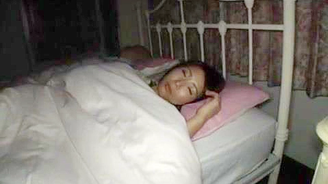 巨乳の義母、夫が寝ている間に義理の息子に体を触られ犯される