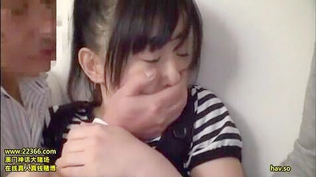 日本の10代女性、無力なアパートで2人の粗暴なストーカーにダブルチームされる