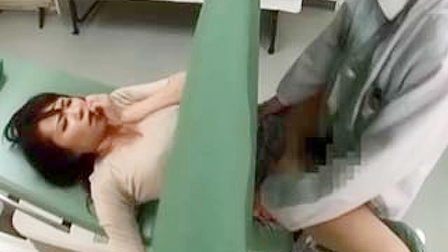 日本の熟女が婦人科医にチンポで診察される